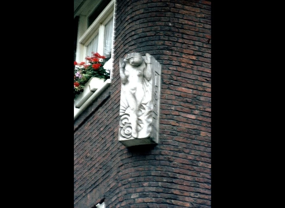 Nieuwe Uilenburgerstraat 2 gevelplastiek vrouwenfiguur met stichtingsdatum 1927