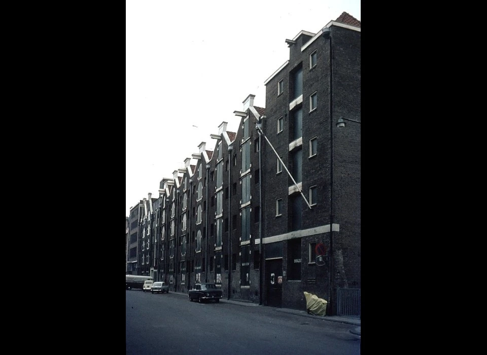 Nieuwe Uilenburgerstraat 3-23 pakhuizen Maintz Frankfurt Bonn (1973)