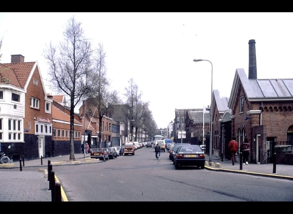 Nieuwe Uilenburgerstraat rechts Gassan diamantslijperij voorheen Boas links het badhuis (1992)