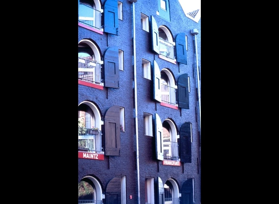 Nieuwe Uilenburgerstraat stedennamen op pakhuizen (1985)