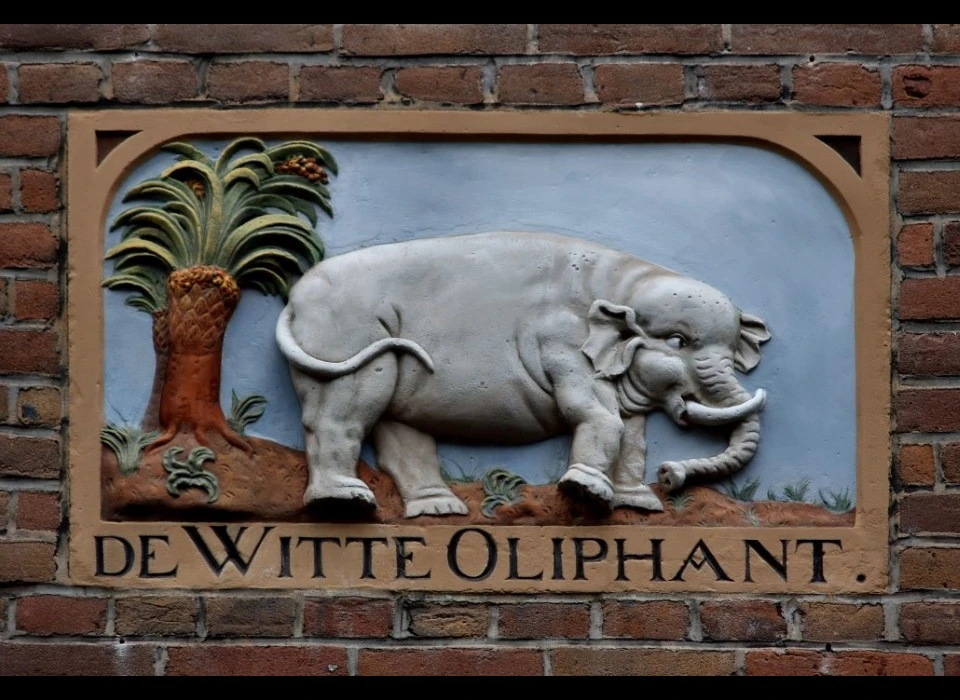 Nieuwe Uilenburgerstraat 74 gevelsteen witte oliphant