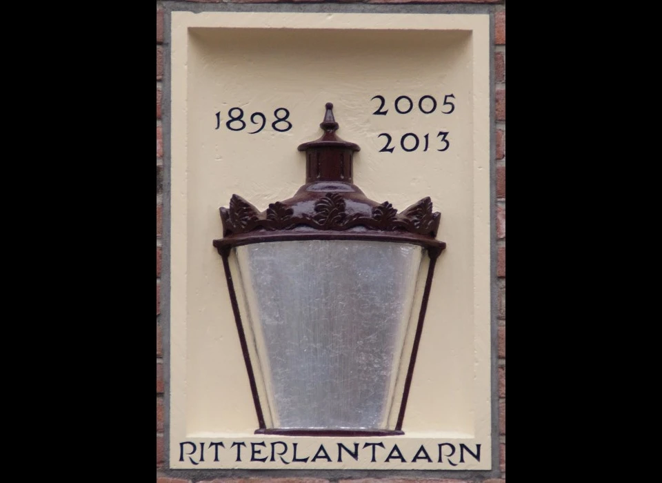 Nieuwe Uilenburgerstraat 57 2014 Ritterlantaarn 1898-2013 gevelsteen