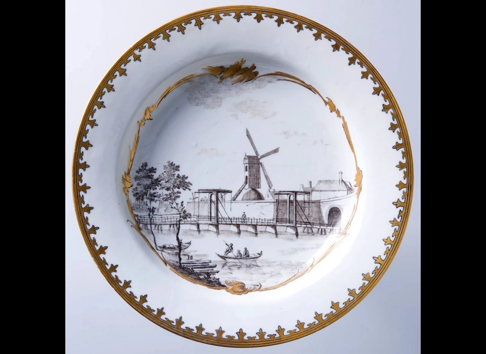 Zaagmolenpoort en bolwerk Karthuizers met De Kat op Chinees porcelein (naar Dirk Verrijk, 1770)