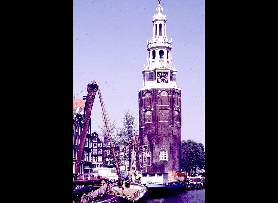 Oudeschans naar Waalseilandsgracht met Montelbaanstoren (1980)