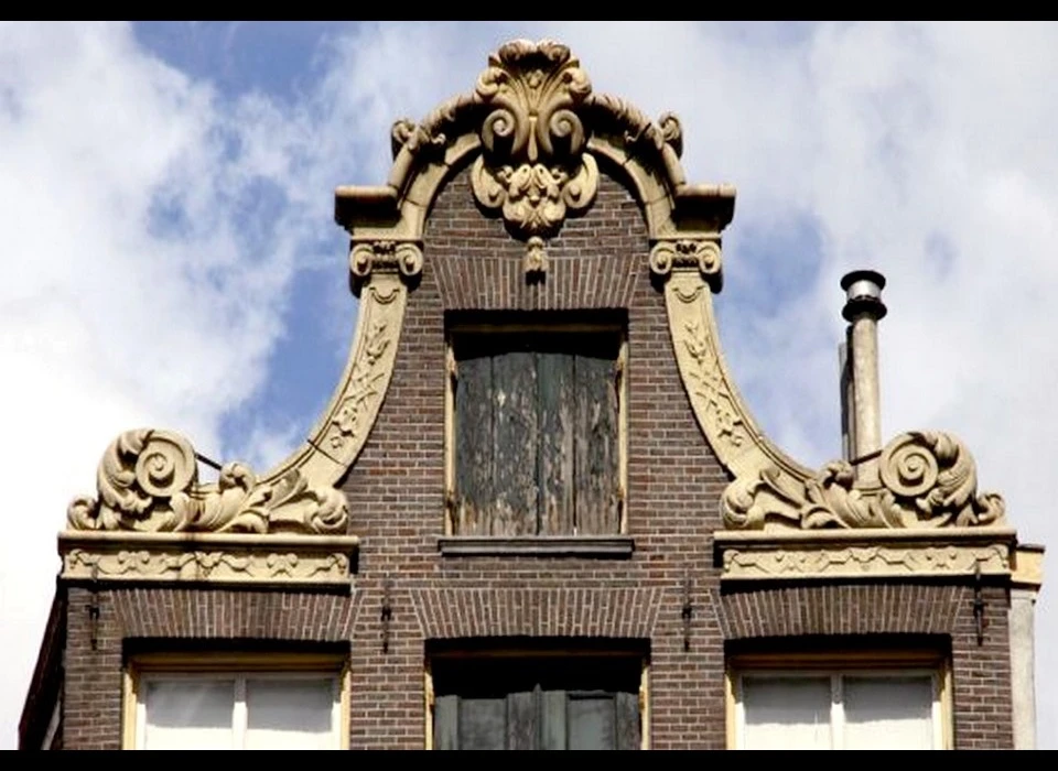 Oudezijds Voorburgwal 136 klokgevel