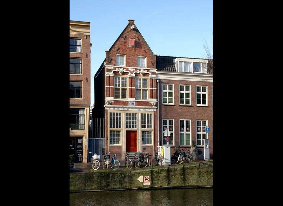 Oudezijds Voorburgwal 18 tuitgevel (2019)