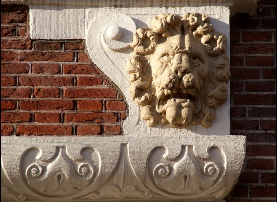 Oudezijds Voorburgwal 18 leeuwenmasker rechts (2019)