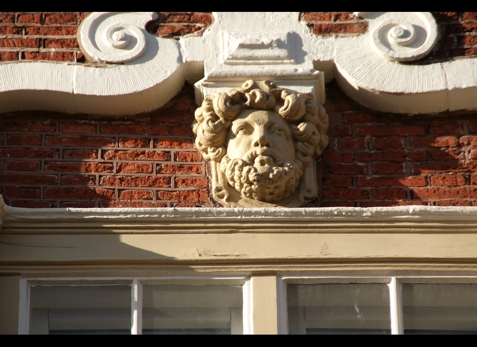 Oudezijds Voorburgwal 18 kop onder accoladeboog (2019)