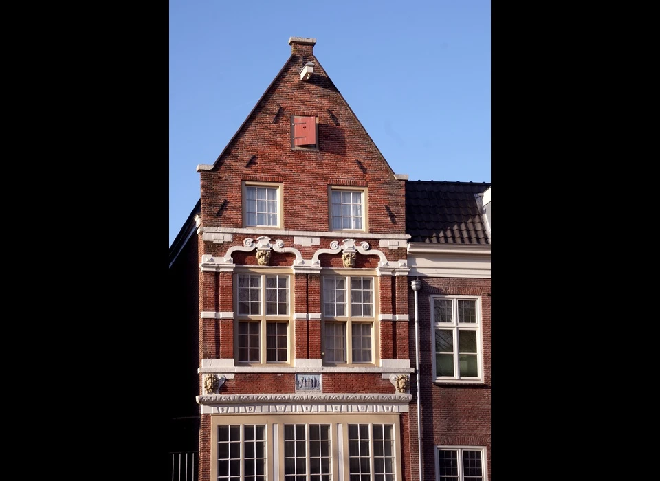 Oudezijds Voorburgwal 18 bovenhelft gevel met accoladebogen en pilasters (2019)