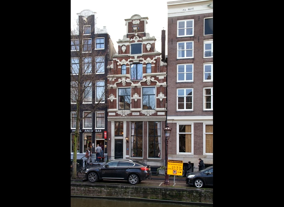 Oudezijds Voorburgwal 57 huis De Gecroonde Raep halsgevel architect Hendrick de Keyser zou als voorbeeld hebben 
					  gediend voor Oudezijds Voorburgwal 18 (2019)