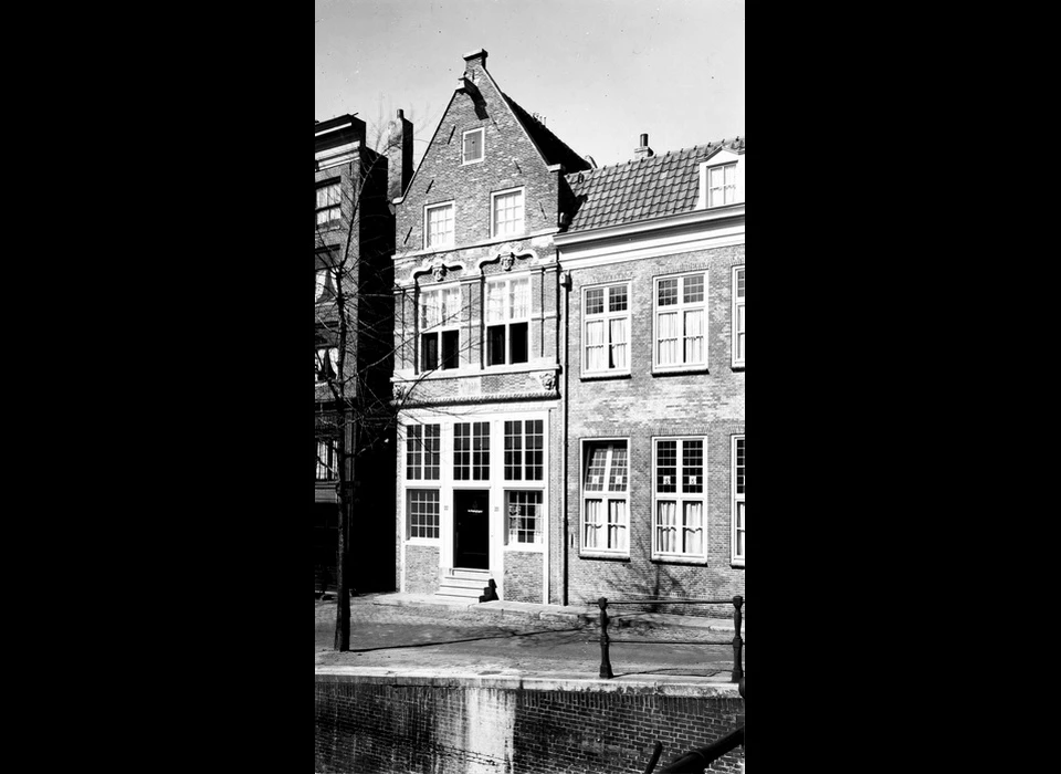 Oudezijds Voorburgwal 20-22 (tegenwoordig 18) tuitgevel (1940)