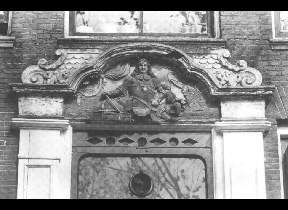 Oudezijds Voorburgwal 136 1976 deurbekroning Admiraal Tromp