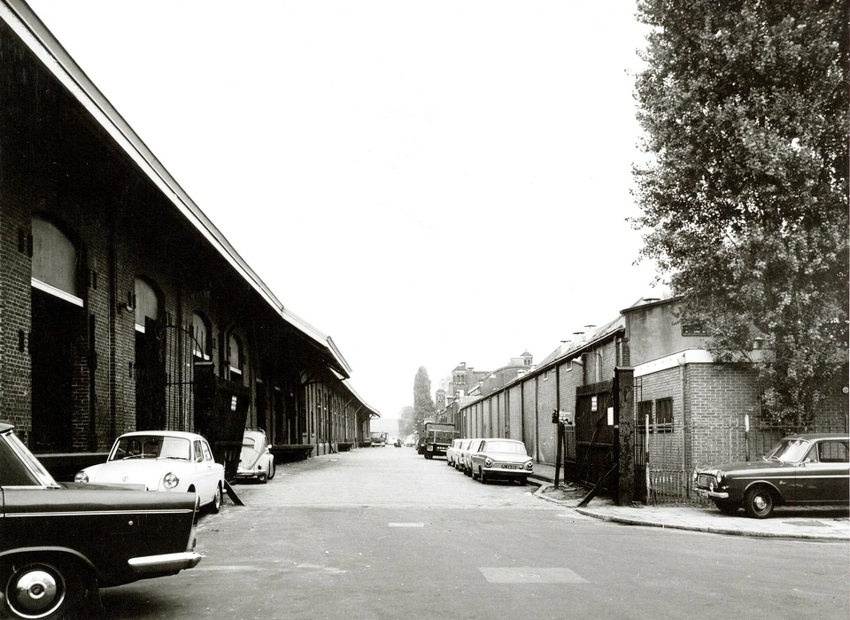 Plantage Doklaan rechts Artisgebouwen, links NS-terrein met goederenloods (1968)