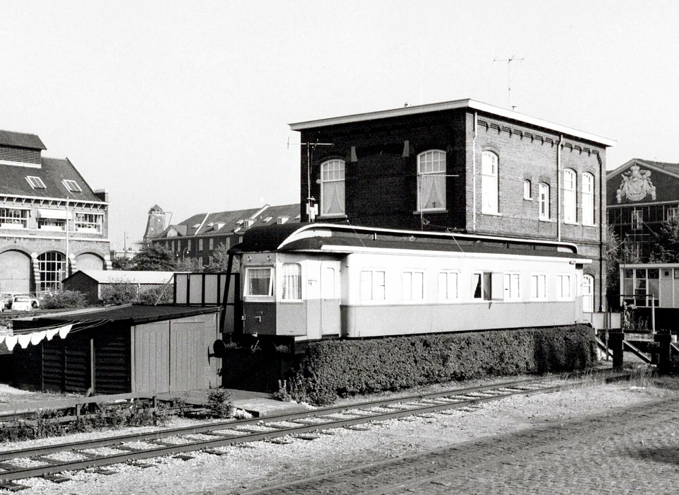 Plantage Doklaan noodwoning in een oud spoorwegrijtuig (ex-ZHESM) (1973)