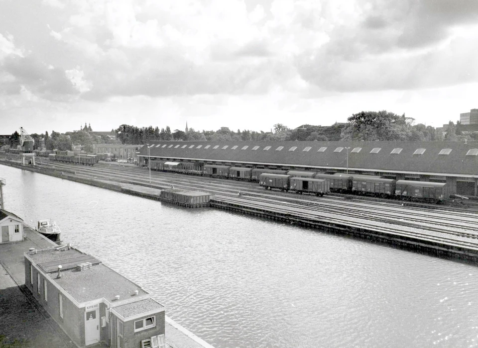 Plantage Doklaan goederenloods tegenover Plantage Kerklaan (1973)