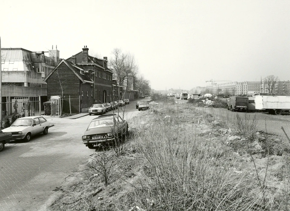 Plantage Doklaan braakliggend met stadsnomaden (1986) nu Artis