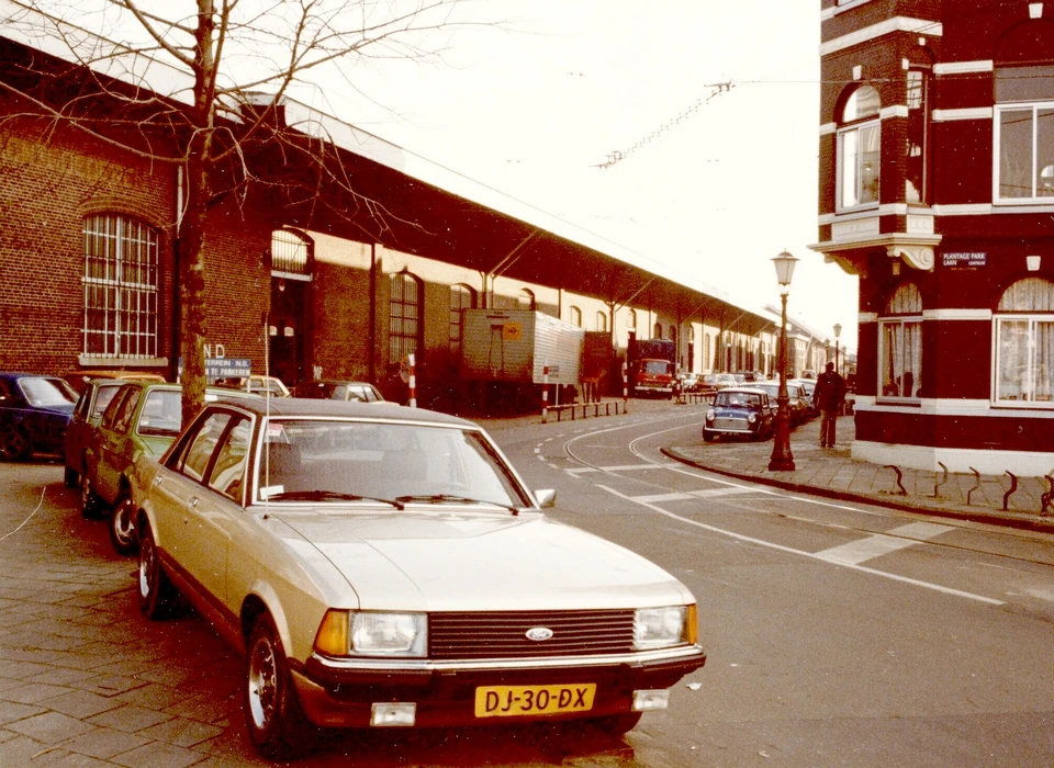 Plantage Doklaan 5, rechts hoekhuis Plantage Parklaan (1980)