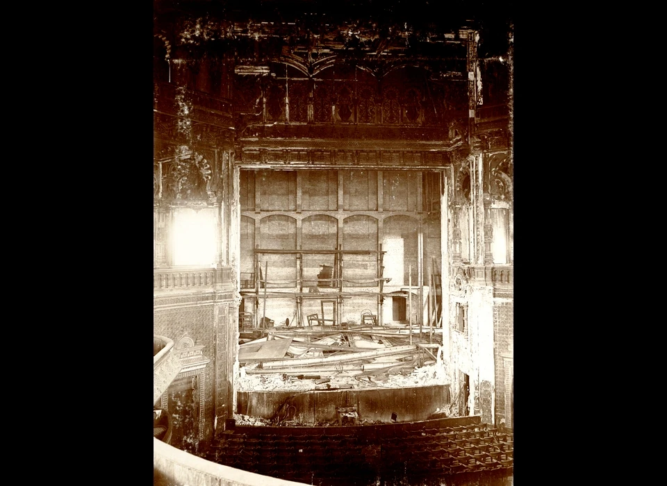 Plantage Doklaan 1-3 Parkschouwburg binnen gezien naar vernielde toneel (1908)