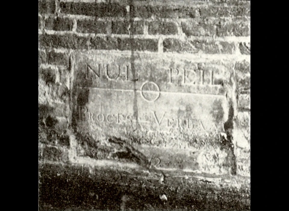 Prins Hendrikkade 94-95 steen 0-peil in Schreierstoren (ca.1900)