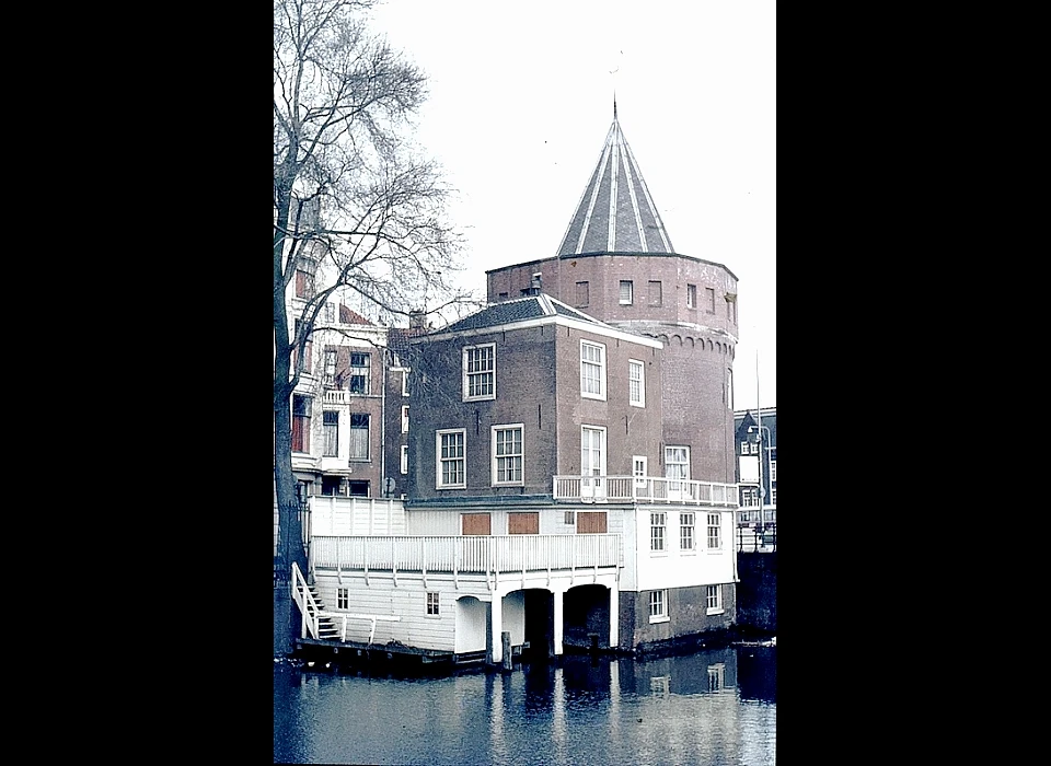 Prins Hendrikkade 94-95 Schreierstoren vanaf Geldersekade (1973)