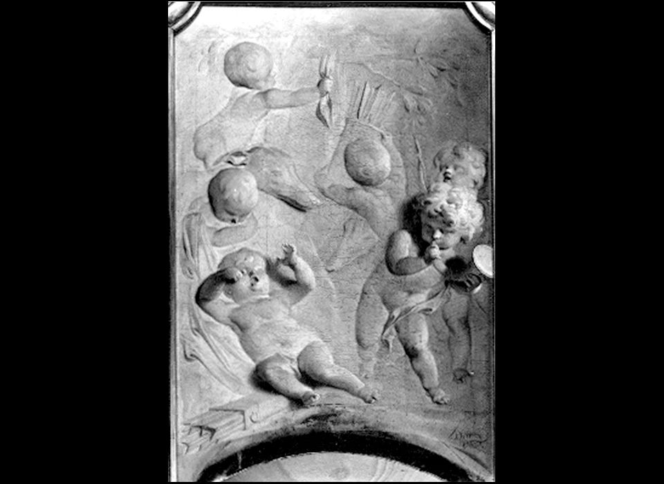 Prins Hendrikkade 142 schoorsteenstuk witje allegorie op de jacht (Jacob de Wit, 1733)
