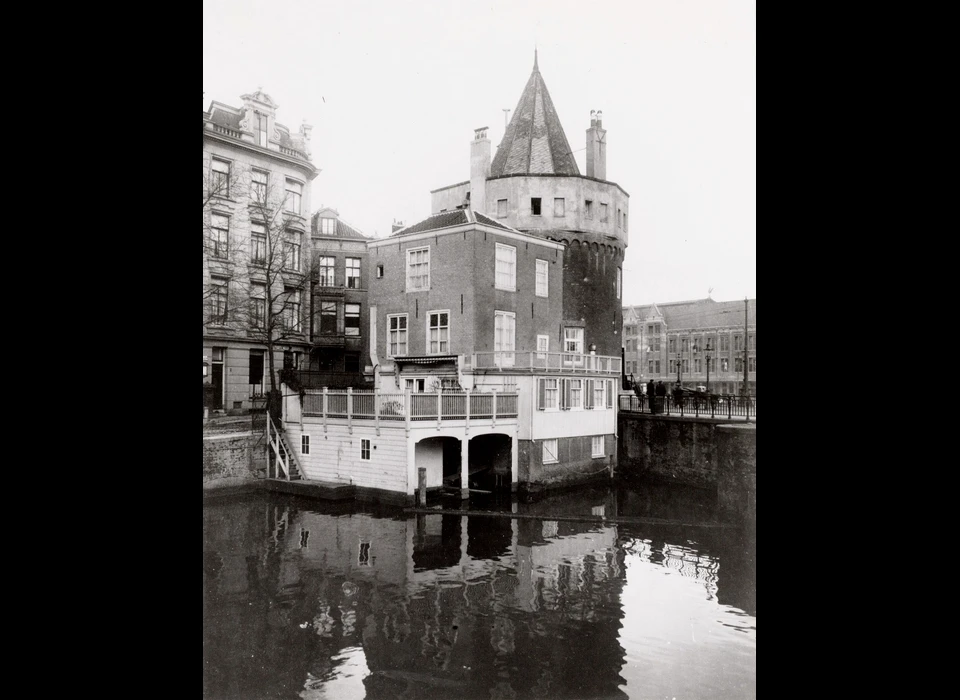 Prins Hendrikkade 94-95 Schreierstoren met bootloods (1931)