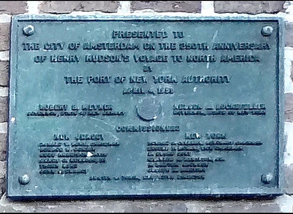 Prins Hendrikkade 94-95 Plaquette ter herinnering aan 350 jaar geleden Hudson's reis naar New York (2014).kl