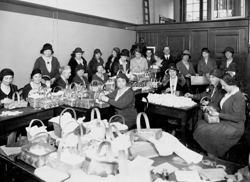 Raamgracht 4 vrijwilligers bezig met de productie van de Edelweiss-bloemetjes voor de collecte (1931)