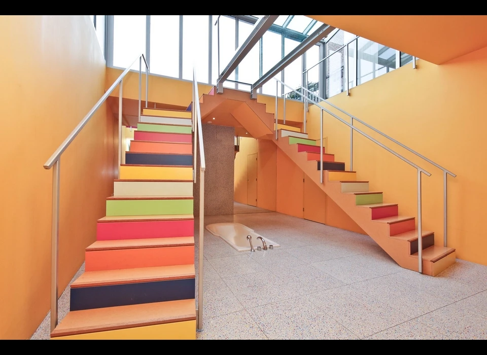 Recht Boomssloot 41 De dubbele 'keizerlijke' trap, ontwerp Alessandro Merdini, kleurpalet Peter Struycken (2018)