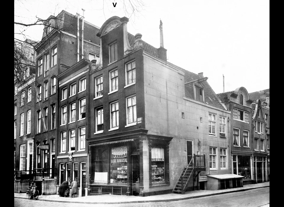 Keizersgracht 314 (hoekpand) Kort voor de sloop waarna de halsgeveltop wordt gebruikt voor Recht Boomssloot 39. Opvallend is dat architect Kok bij beide panden betrokken is. (1934)