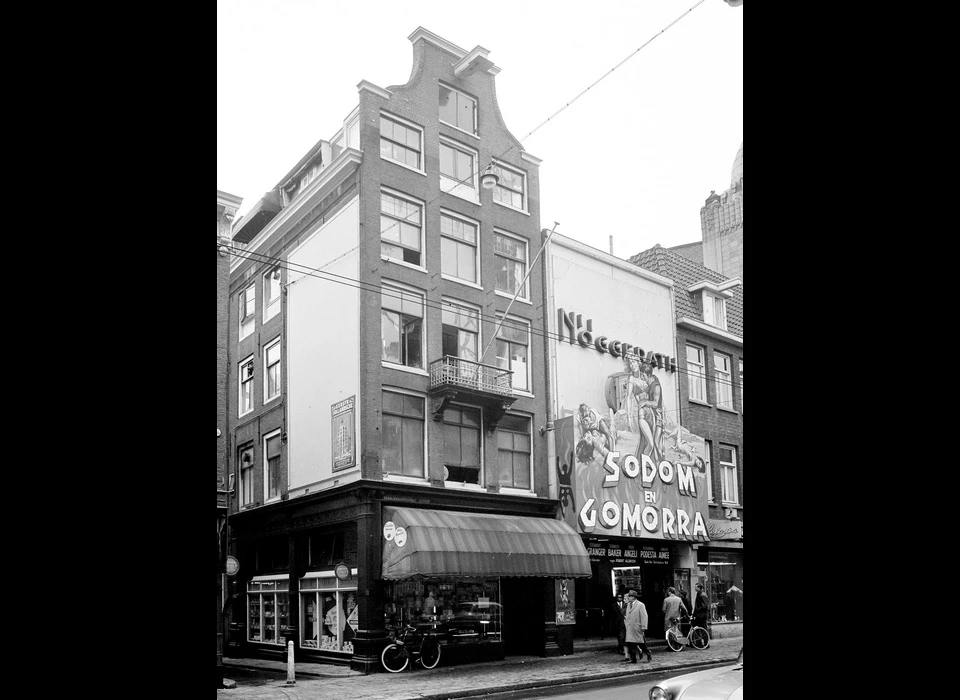 Reguliersbreestraat 34-36 34 bioscoop Nöggerath. Deze bioscoop is bij de renovatie van 2001 binnendoor bereikbaar 
					  gemaakt vanuit het theater Tuschinski. Links Schapensteeg. (1963)