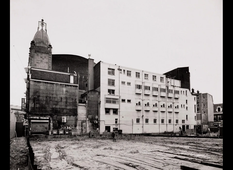 Reguliersbreestraat 26-28 theater Tuschinski zijkant gezien vanuit bouwput Pathé De Munt (1998)