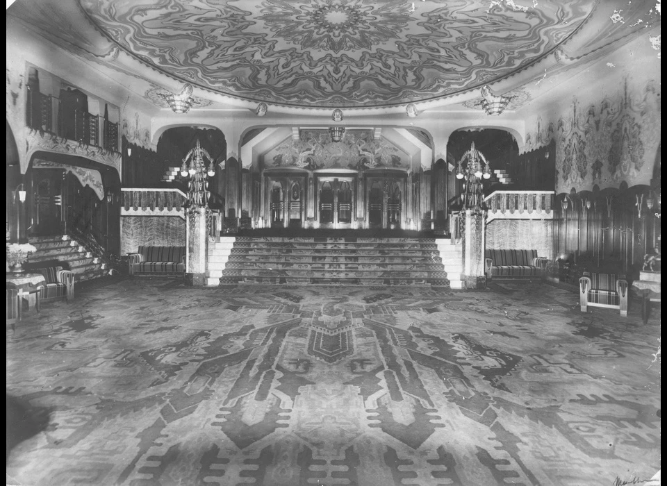 Reguliersbreestraat 26-28 theater Tuschinski foyer (1921)