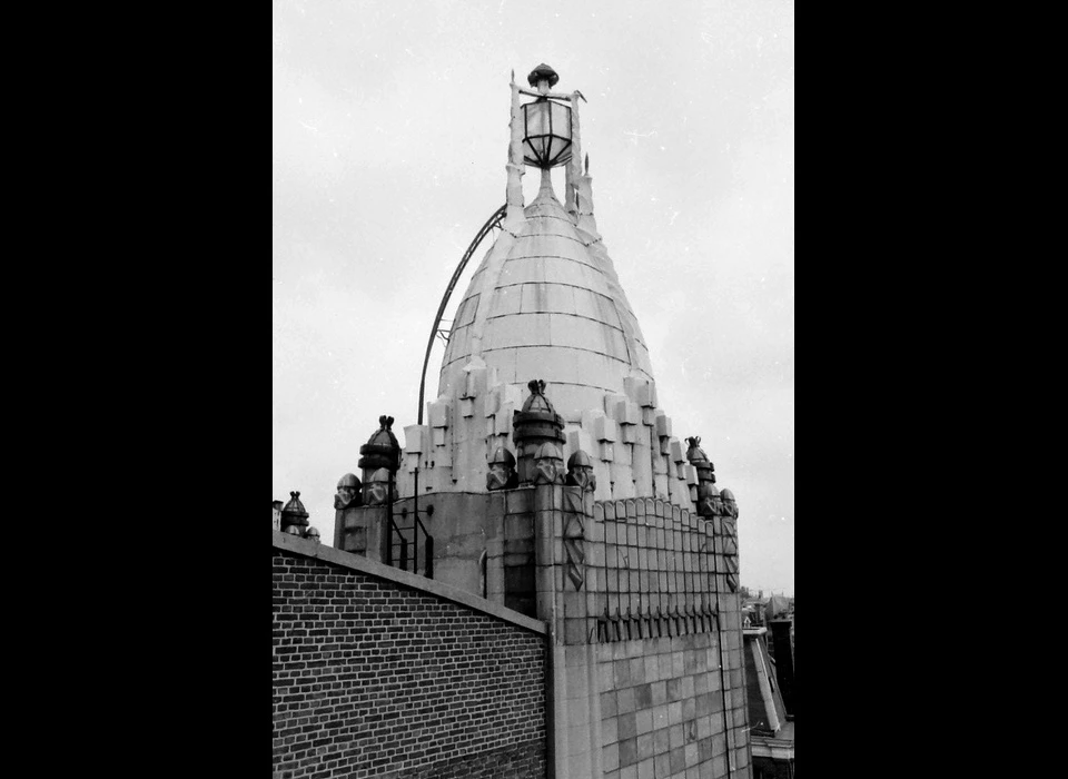 Reguliersbreestraat 26-28 theater Tuschinski lantaarn op torenspits (1989)