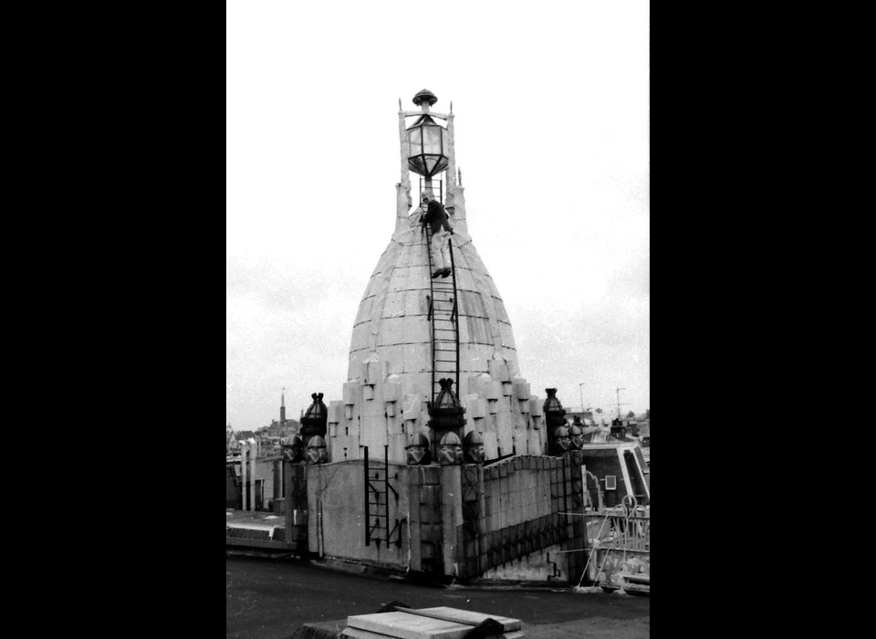 Reguliersbreestraat 26-28 theater Tuschinski lantaarn op torenspits (1989)