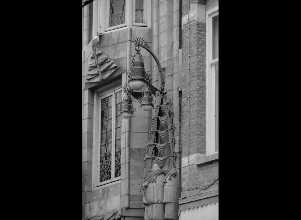 Reguliersbreestraat 26-28 theater Tuschinski lamp voorgevel (1960)