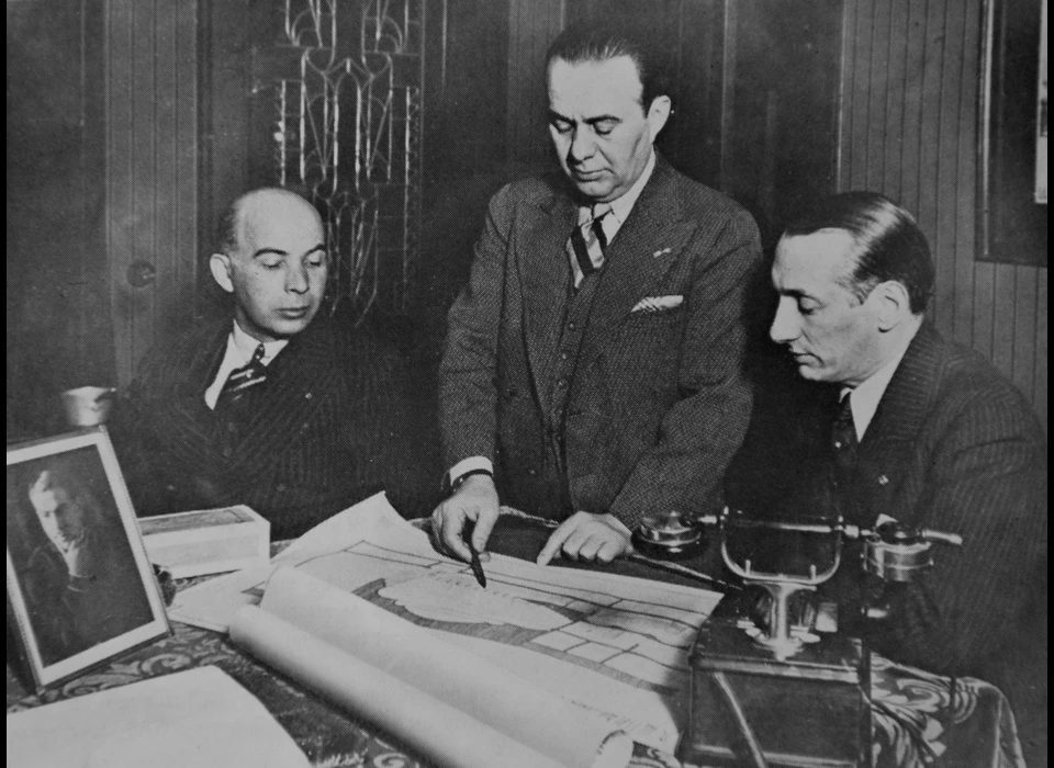 De heren Tuschinski, Gerschtanowitz en Ehrlich met ontwerptekeningen (1919)