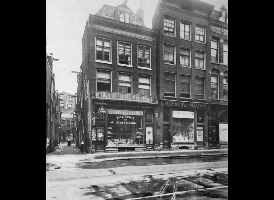 Reguliersbreestraat 26-28 links Land van Beloftensteeg (1916)