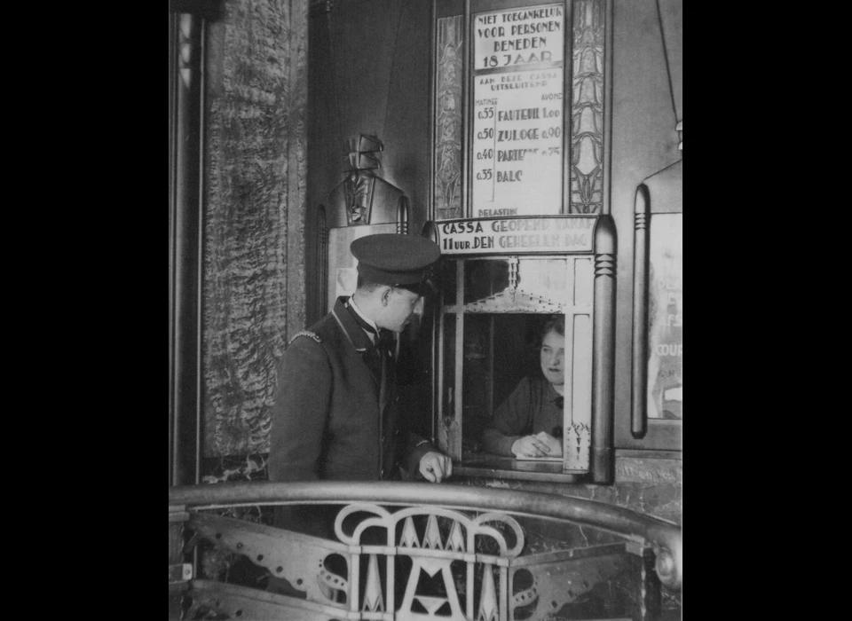 Reguliersbreestraat 26-28 theater Tuschinski kassa en gastheer (1947)