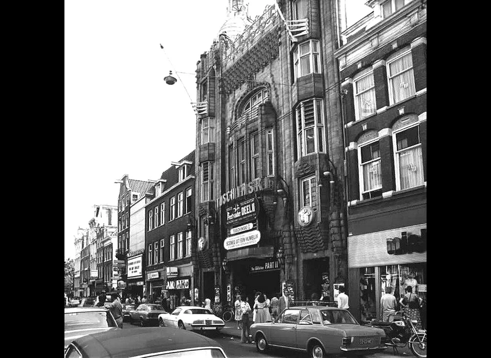 Reguliersbreestraat 26-28 theater Tuschinski (1974)