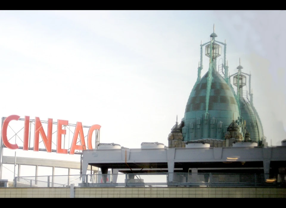 Reguliersbreestraat 26-28 theater Tuschinski dak (2001)