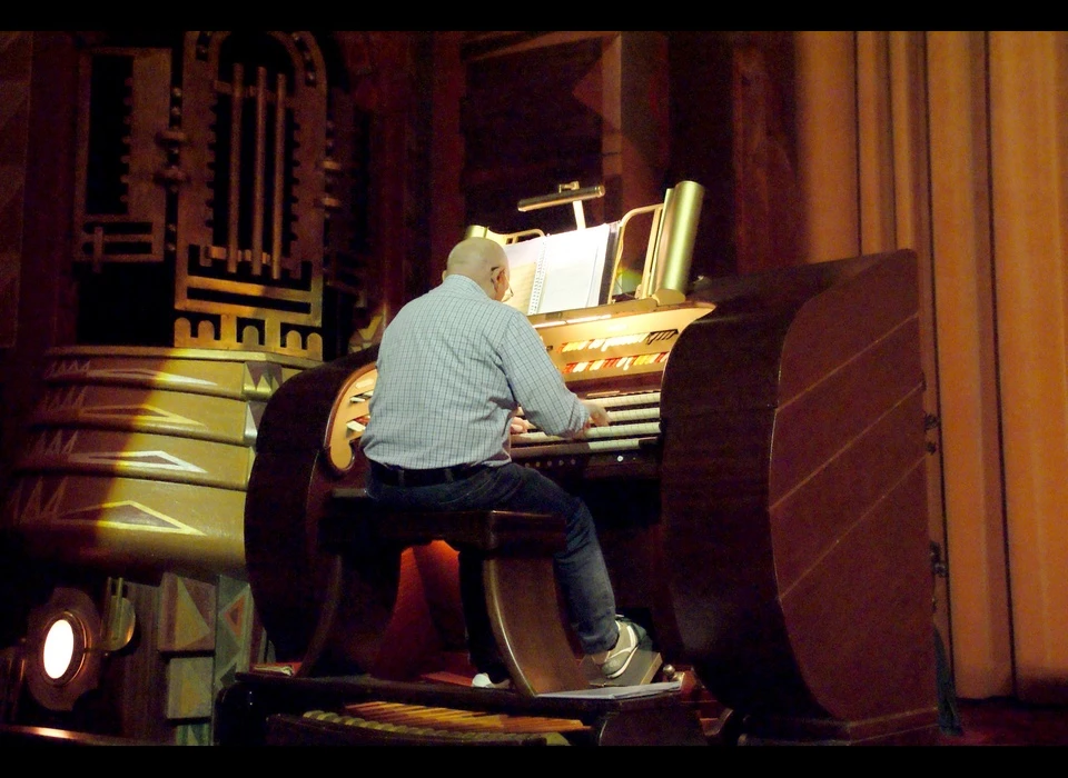 Reguliersbreestraat 26-28 theater Tuschinski orgel met organist van de Nationale Orgel Federatie (2019)