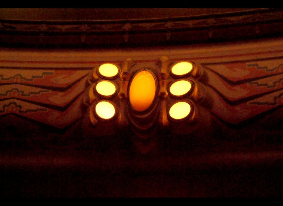 Reguliersbreestraat 26-28 theater Tuschinski bioscoop-theaterzaal met lampen gestileerde vlinder (2019)