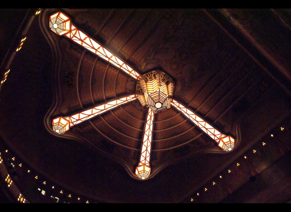 Reguliersbreestraat 26-28 theater Tuschinski bioscoop-theaterzaal plafond met de spinlamp (2019)