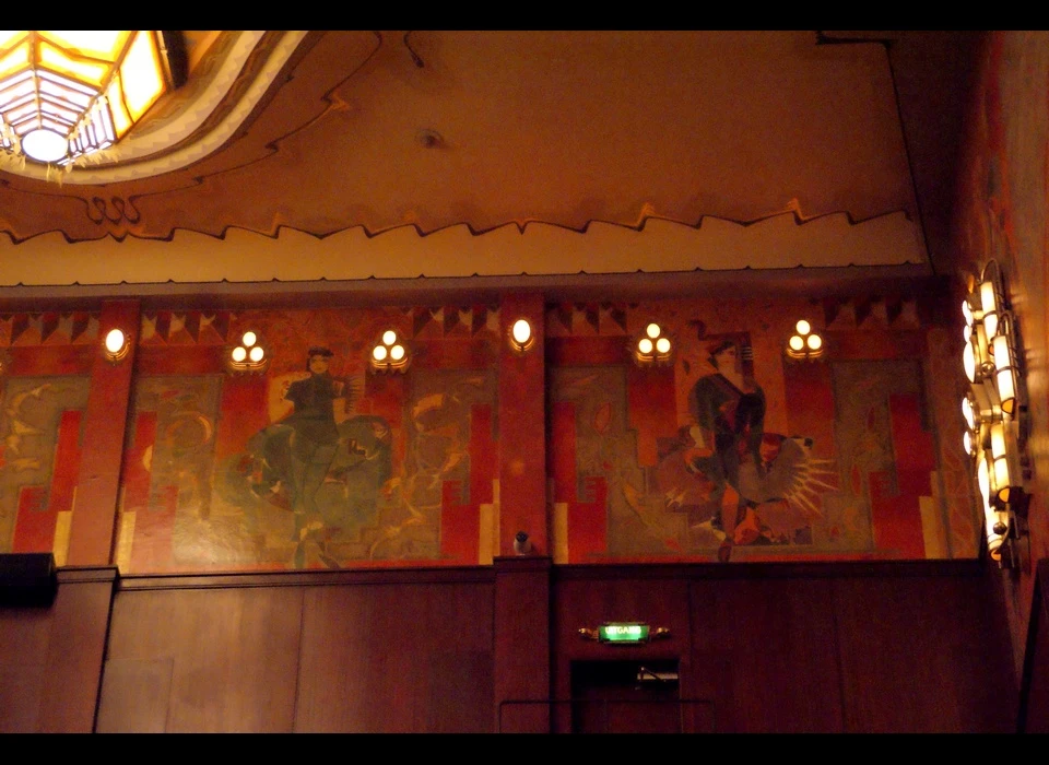 Reguliersbreestraat 26-28 theater Tuschinski bioscoop-theaterzaal vrouwenfiguren op decorrand tweede balkon (2019)