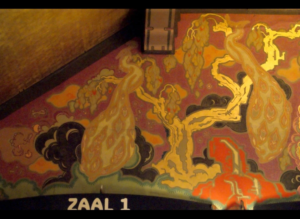 Reguliersbreestraat 26-28 theater Tuschinski wandelgang muurschildering gestileerde pauwen (2019)