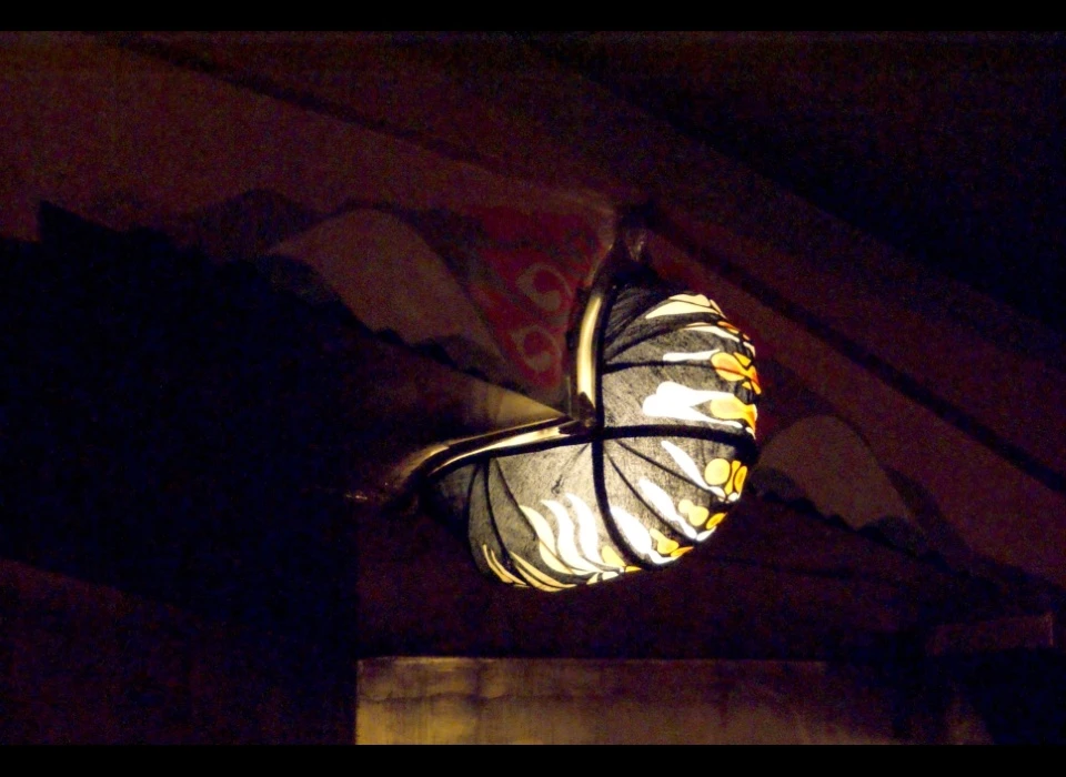 Reguliersbreestraat 26-28 theater Tuschinski wandelgang begane grond lamp in de vorm van een rups (2019)