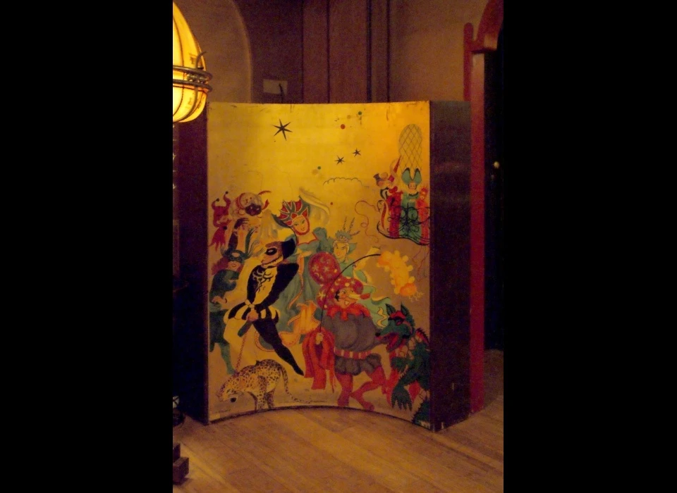 Reguliersbreestraat 26-28 theater Tuschinski VIP-room schilderingen die de herinnering aan het cabaret La Gaîté levendig moeten houden. (2019)