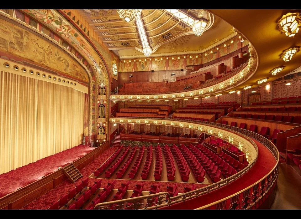 Reguliersbreestraat 26-28 theater Tuschinski bioscoop-theaterzaal vanaf eerste balkon (2019)