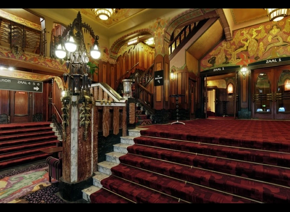 Reguliersbreestraat 26-28 theater Tuschinski foyer trappen naar filmzaal, balkon en naar zalen in voormalig Nöggerath (2019)